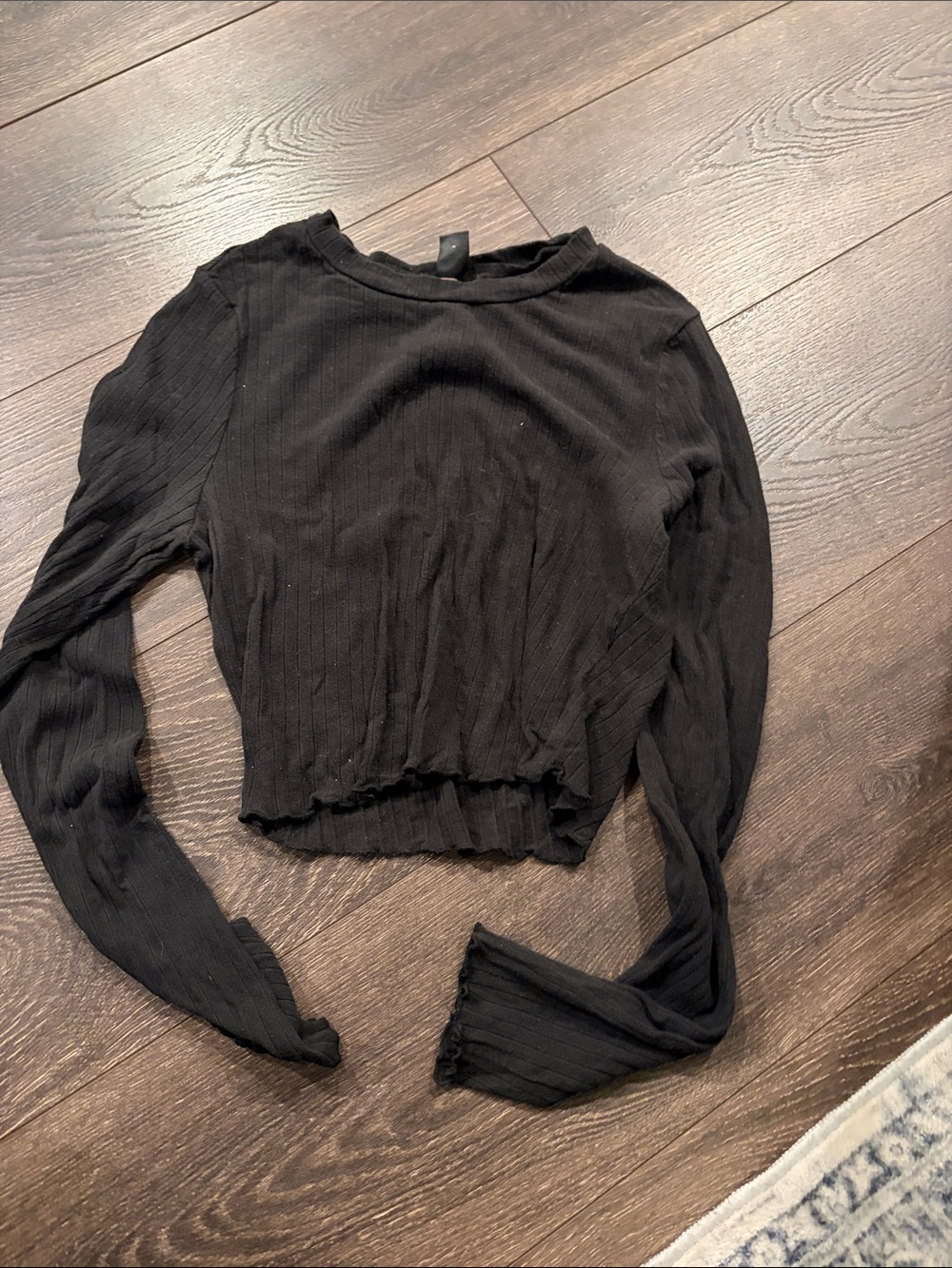 SHEIN Black Ribbed Long-Sleeve Lettuce-Edge Crop Top